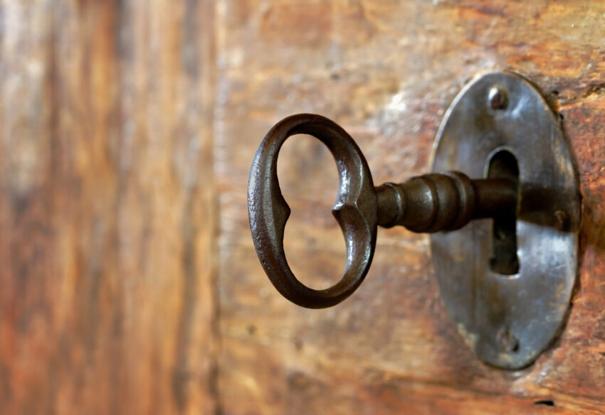 Closeup,Of,An,Old,Keyhole,With,Key,On,A,Wooden